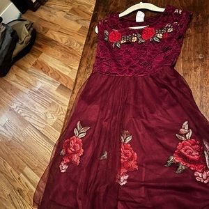 BNY corner short sleeved rose embroidered dress